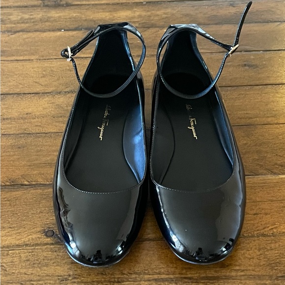 Salvatore Ferragamo black patent leather ballet flats. Size 7 - Picture 2 of 13